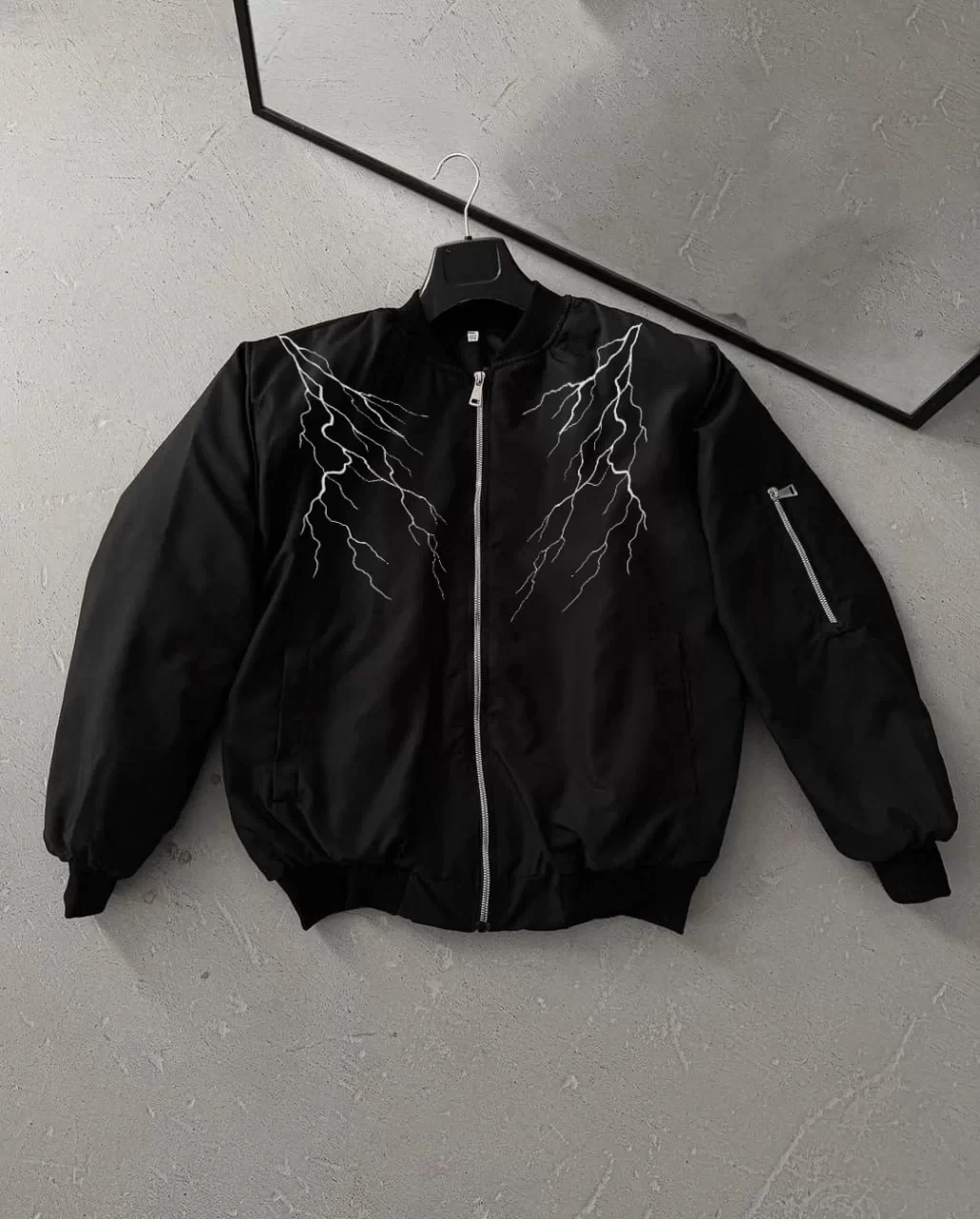 Unisex Siyah Bomber Mont – Beyaz Şimşek Desenli, Fermuarlı Cepli, Kapitone Astarlı Sokak Stili Günlük Ceket - Siyah