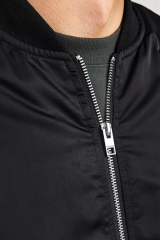 Erkek Siyah Bomber Mont – Fermuarlı, Cepli, Kapitone Astarlı Rahat Günlük Ceket Bahar & Kış Kullanıma Uygun - Siyah