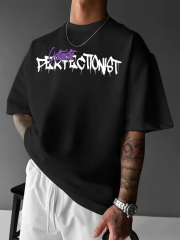 Erkek OversizeGrafik Tişört ''CAMPBRASTCOOPERATION'' Kalın Yazı Bisiklet Yaka, Kısa Kol, Kalın Mor ve Siyah Desenli Yazlık Sokak Kıyafeti - Siyah