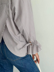 Kadın Arkası Asimetrik Yırtmaç Kesim Detaylı Cizgili Bluz Gömlek - Gri