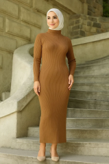 Kadın Tesettür Triko Elbise – Boğazlı Uzun Fitilli Dokuma, Esnek Tam Kalıp, 130 cm Midi Boy, Bahar & Kış Şık Rahat Stil - Kahverengi