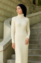 Kadın Tesettür Triko Elbise – Boğazlı Uzun Fitilli Dokuma, Esnek Tam Kalıp, 130 cm Midi Boy, Bahar & Kış Şık Rahat Stil - Beyaz