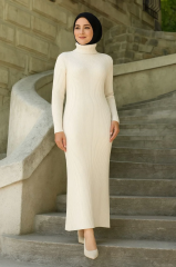 Kadın Tesettür Triko Elbise – Boğazlı Uzun Fitilli Dokuma, Esnek Tam Kalıp, 130 cm Midi Boy, Bahar & Kış Şık Rahat Stil - Beyaz