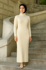 Kadın Tesettür Triko Elbise – Boğazlı Uzun Fitilli Dokuma, Esnek Tam Kalıp, 130 cm Midi Boy, Bahar & Kış Şık Rahat Stil - Beyaz