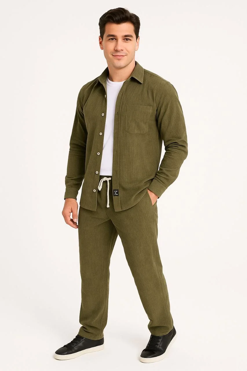 Erkek Kadife Oversize Takım – Gömlek ve Pantolon İkili Set Füme Corduroy Şıklığı, Rahat ve Zarif Duruş Yumuşak Dokulu Kadife Kumaş, Düğmeli Gömlek Üst ve Lastikli Pantolon Alt Parça ile Gün Boyu Konfor- Haki