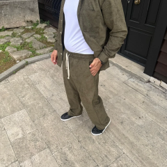 Erkek Kadife Oversize Takım – Gömlek ve Pantolon İkili Set Füme Corduroy Şıklığı, Rahat ve Zarif Duruş Yumuşak Dokulu Kadife Kumaş, Düğmeli Gömlek Üst ve Lastikli Pantolon Alt Parça ile Gün Boyu Konfor- Haki