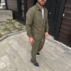 Erkek Kadife Oversize Takım – Gömlek ve Pantolon İkili Set Füme Corduroy Şıklığı, Rahat ve Zarif Duruş Yumuşak Dokulu Kadife Kumaş, Düğmeli Gömlek Üst ve Lastikli Pantolon Alt Parça ile Gün Boyu Konfor- Haki