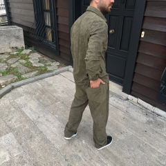 Erkek Kadife Oversize Takım – Gömlek ve Pantolon İkili Set Füme Corduroy Şıklığı, Rahat ve Zarif Duruş Yumuşak Dokulu Kadife Kumaş, Düğmeli Gömlek Üst ve Lastikli Pantolon Alt Parça ile Gün Boyu Konfor- Haki