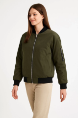 Kadın Bomber Mont Ceket – Fermuarlı, Kapitone İçi Astarlı, Su İtici Kumaş, Regular Fit, Yandan Cepli, Günlük Bahar & Kış Şık Rahat Stil - Haki
