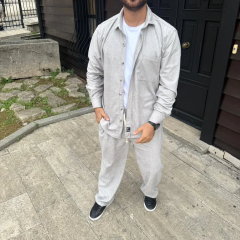 Erkek Kadife Oversize Takım – Gömlek ve Pantolon İkili Set Füme Corduroy Şıklığı, Rahat ve Zarif Duruş Yumuşak Dokulu Kadife Kumaş, Düğmeli Gömlek Üst ve Lastikli Pantolon Alt Parça ile Gün Boyu Konfor- Gri