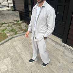 Erkek Kadife Oversize Takım – Gömlek ve Pantolon İkili Set Füme Corduroy Şıklığı, Rahat ve Zarif Duruş Yumuşak Dokulu Kadife Kumaş, Düğmeli Gömlek Üst ve Lastikli Pantolon Alt Parça ile Gün Boyu Konfor- Gri